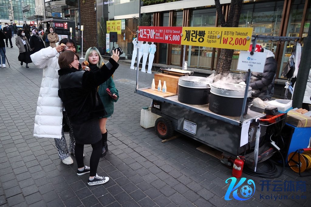 1月9日，旅客在韩国首尔明洞自拍。（良友图）